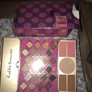 Tarte treasure box swatched one eyeshadow. Authe